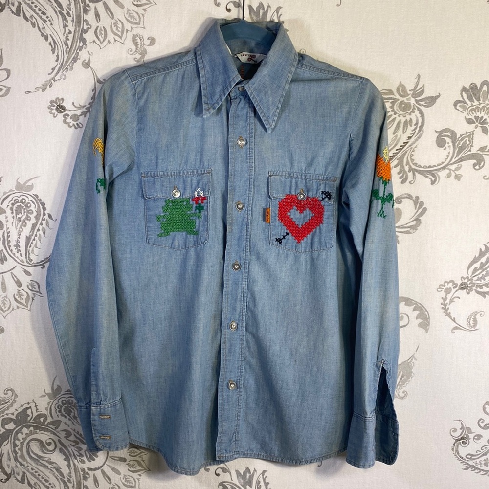 VINTAGE LEVI'S ORANGE‎ TAG Light
Wash Hand Embroidered Hippie
Chambray shirt